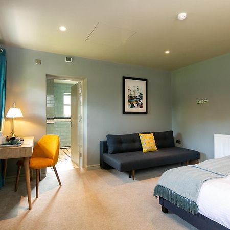 Bed and Breakfast The Cowdray Arms Worth  Екстер'єр фото