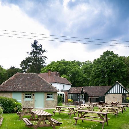 Bed and Breakfast The Cowdray Arms Worth  Екстер'єр фото