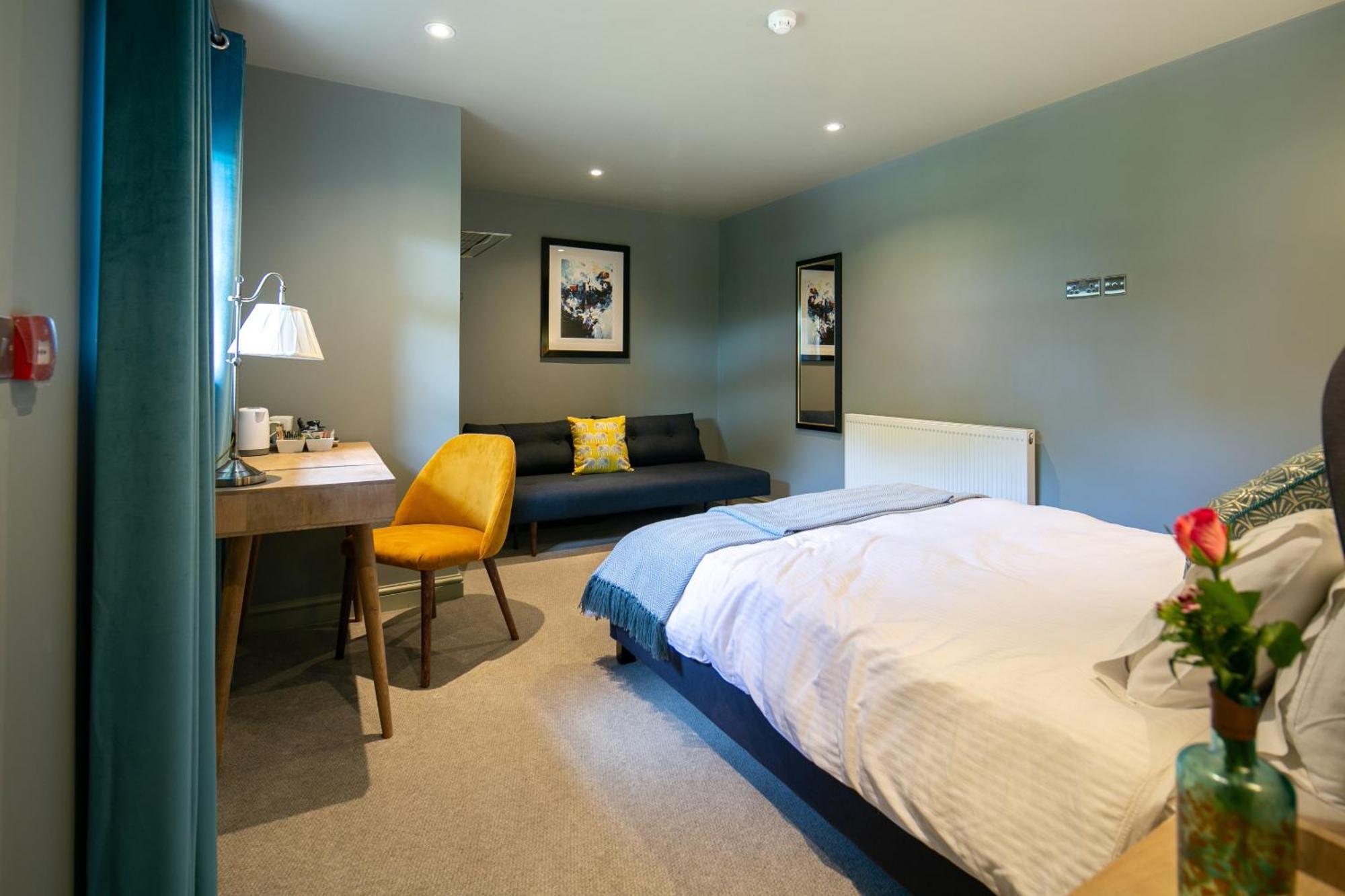 Bed and Breakfast The Cowdray Arms Worth  Екстер'єр фото
