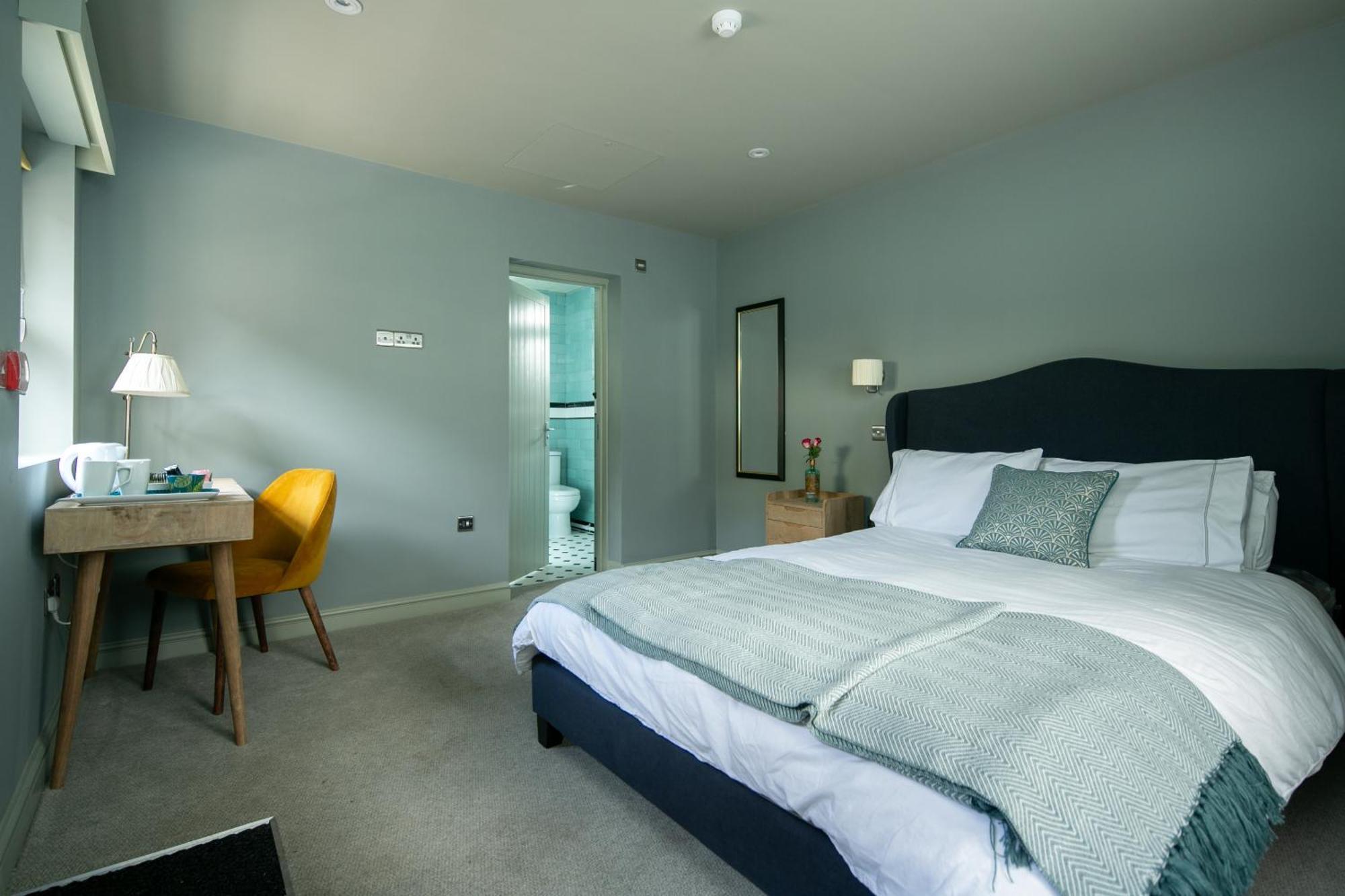 Bed and Breakfast The Cowdray Arms Worth  Екстер'єр фото