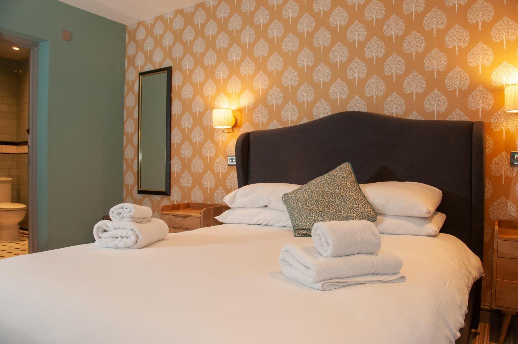 Bed and Breakfast The Cowdray Arms Worth  Екстер'єр фото