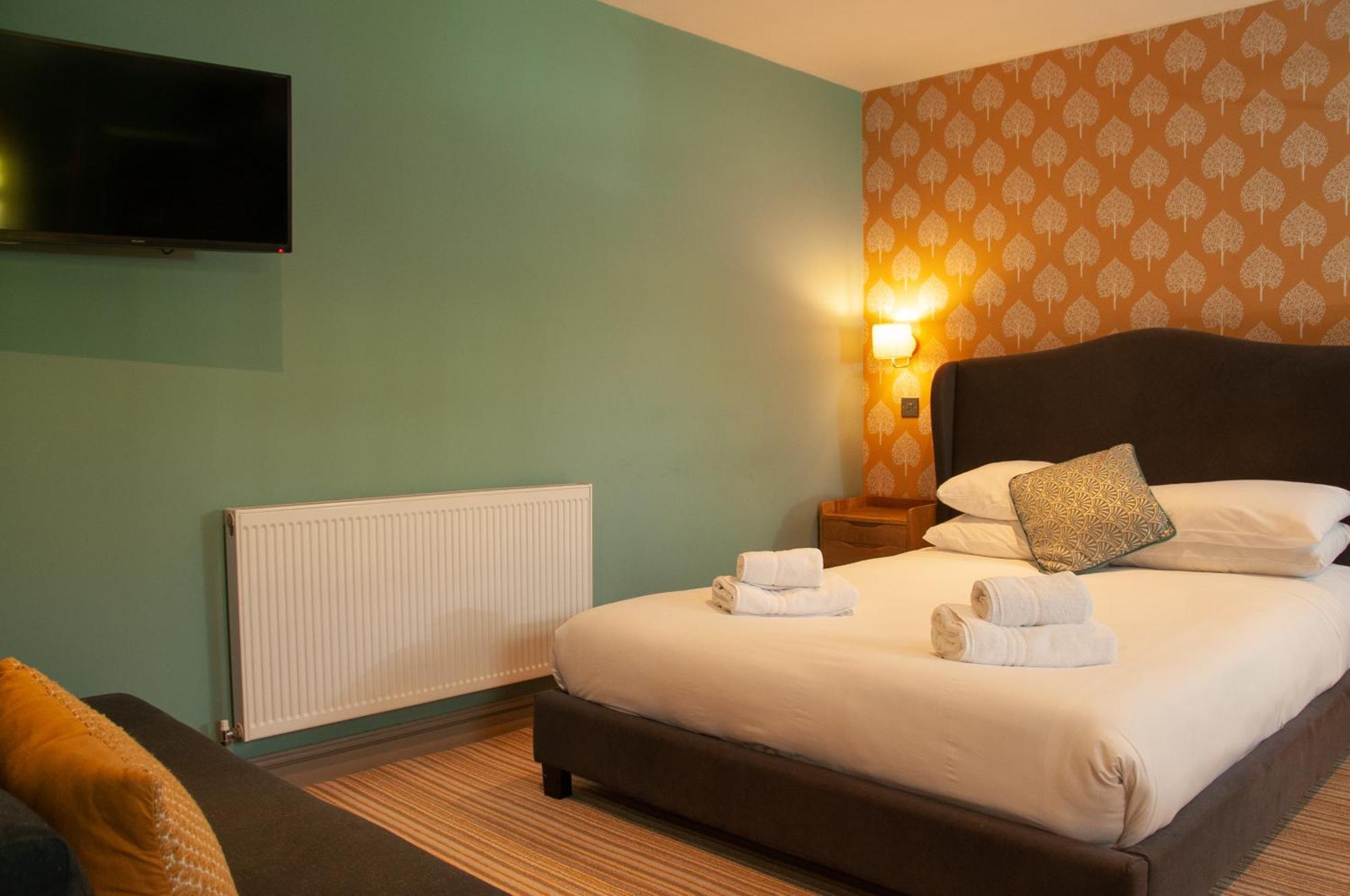 Bed and Breakfast The Cowdray Arms Worth  Екстер'єр фото