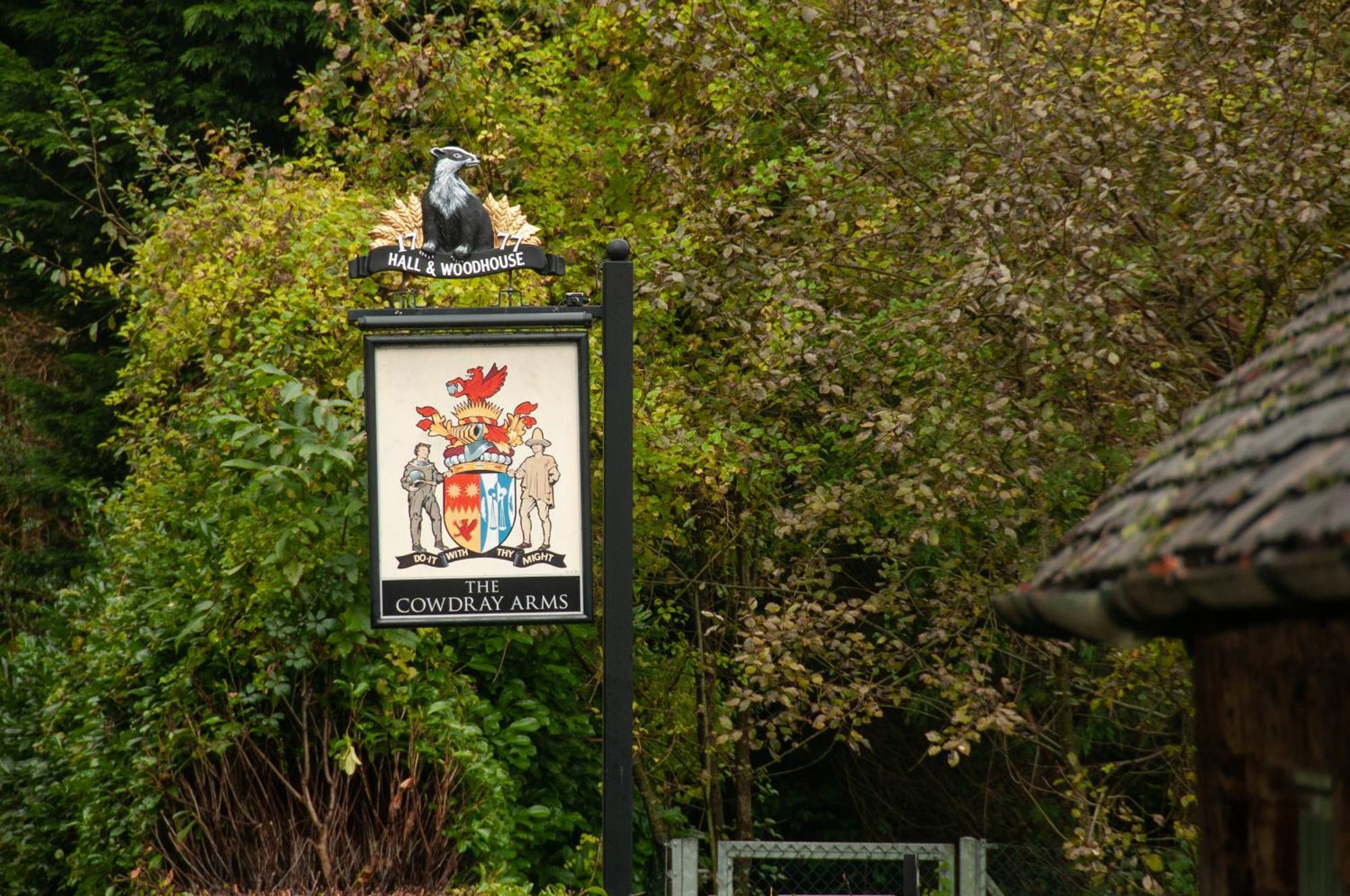 Bed and Breakfast The Cowdray Arms Worth  Екстер'єр фото