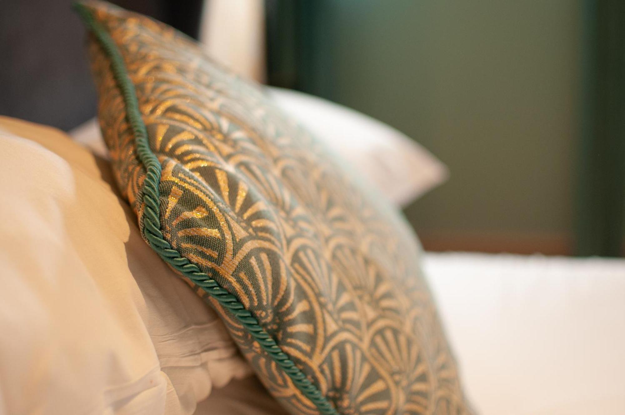Bed and Breakfast The Cowdray Arms Worth  Екстер'єр фото