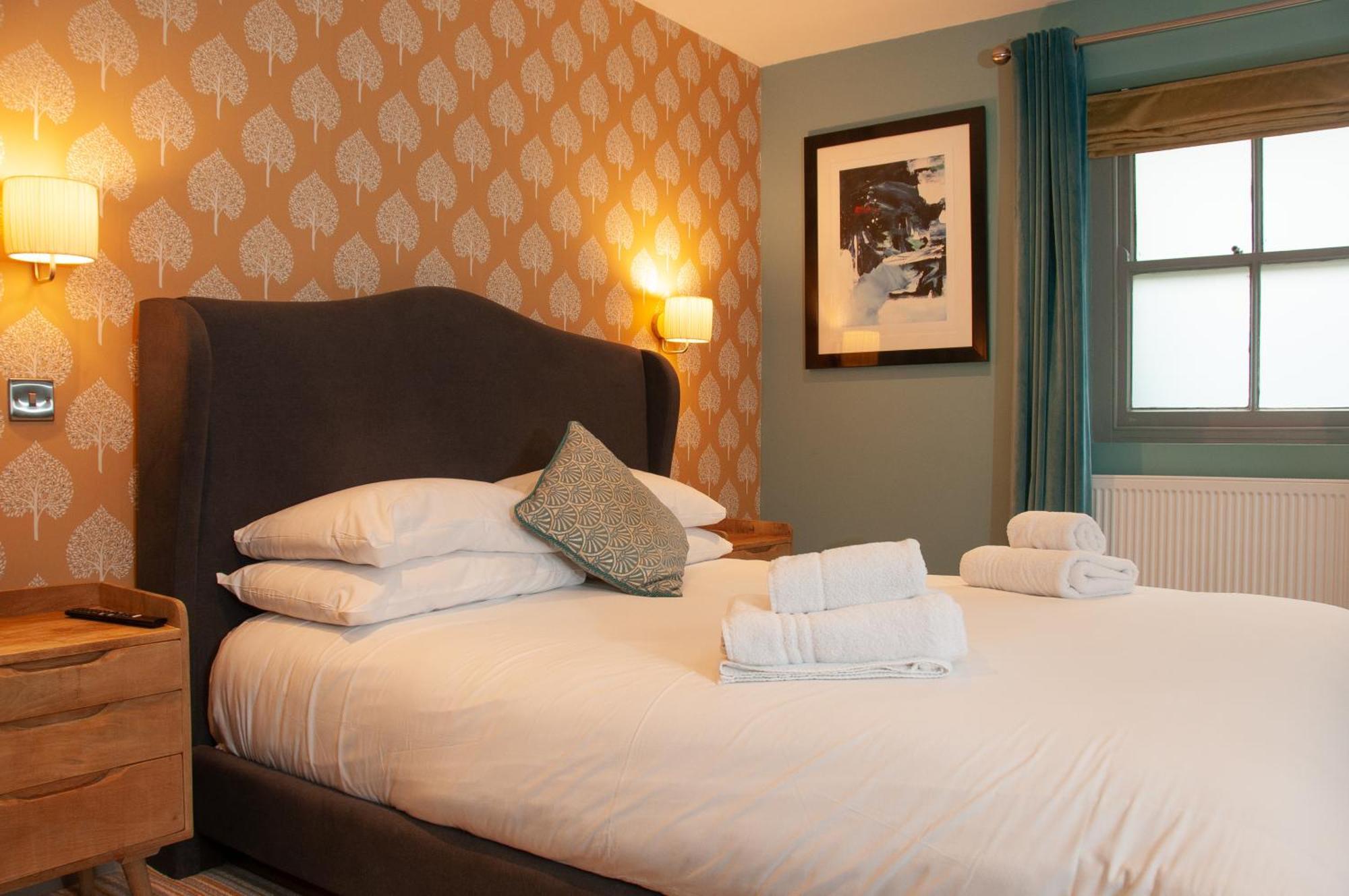 Bed and Breakfast The Cowdray Arms Worth  Екстер'єр фото