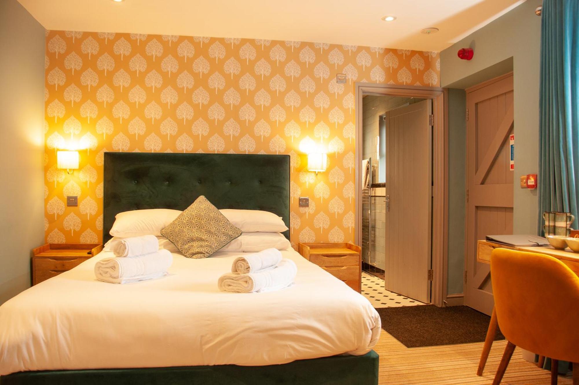 Bed and Breakfast The Cowdray Arms Worth  Екстер'єр фото