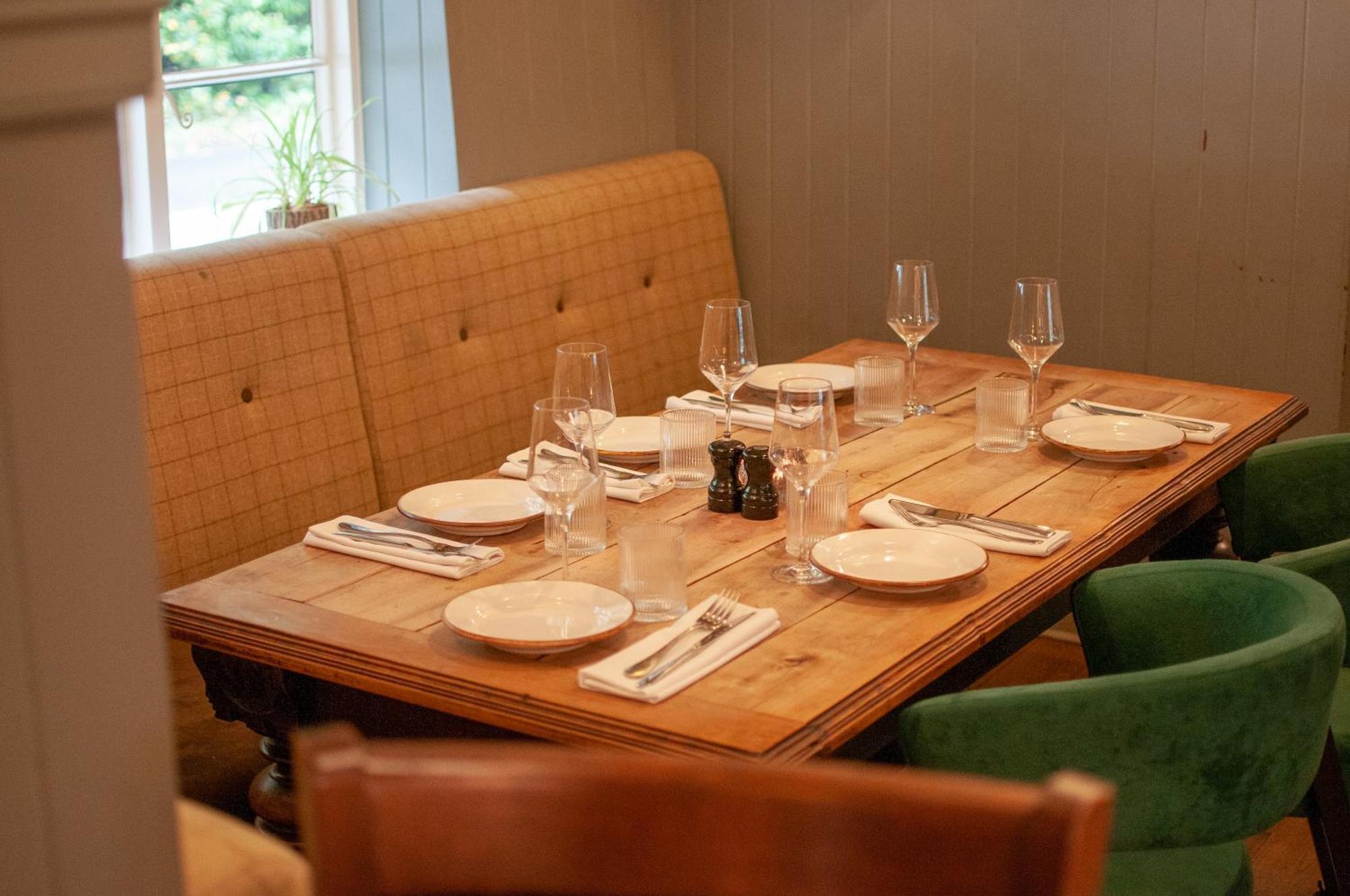 Bed and Breakfast The Cowdray Arms Worth  Екстер'єр фото