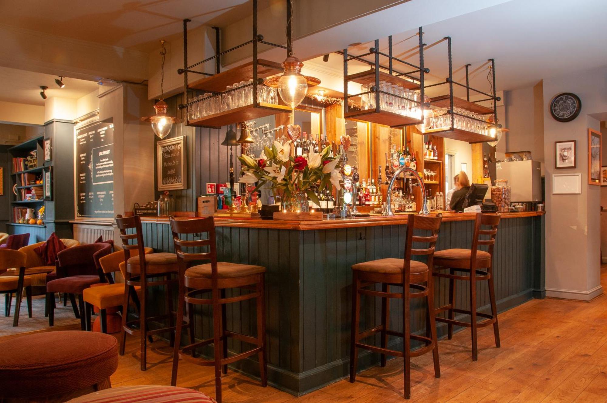 Bed and Breakfast The Cowdray Arms Worth  Екстер'єр фото