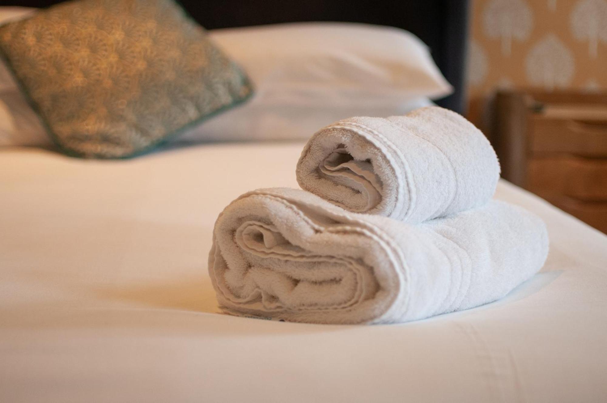 Bed and Breakfast The Cowdray Arms Worth  Екстер'єр фото