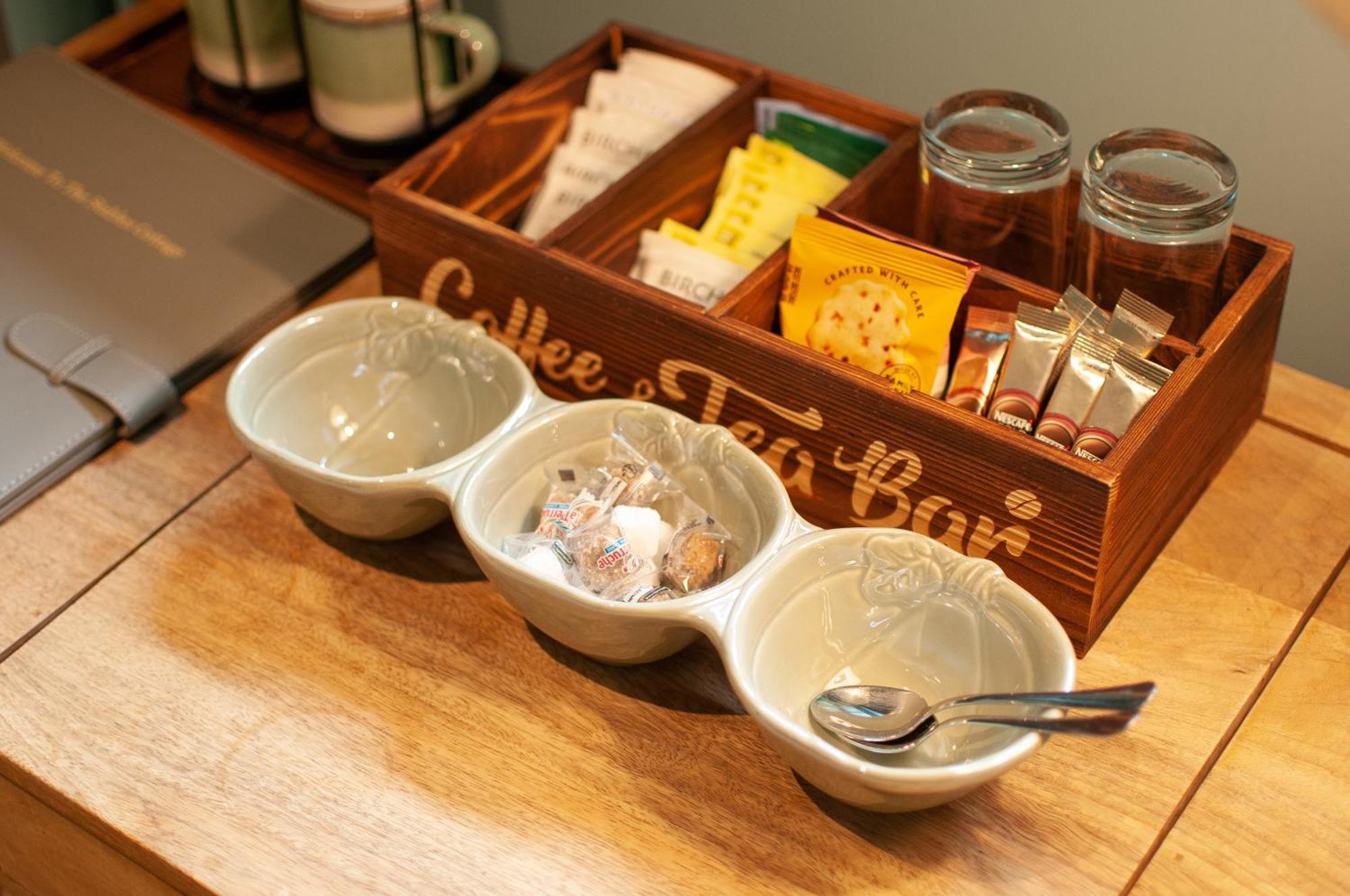 Bed and Breakfast The Cowdray Arms Worth  Екстер'єр фото