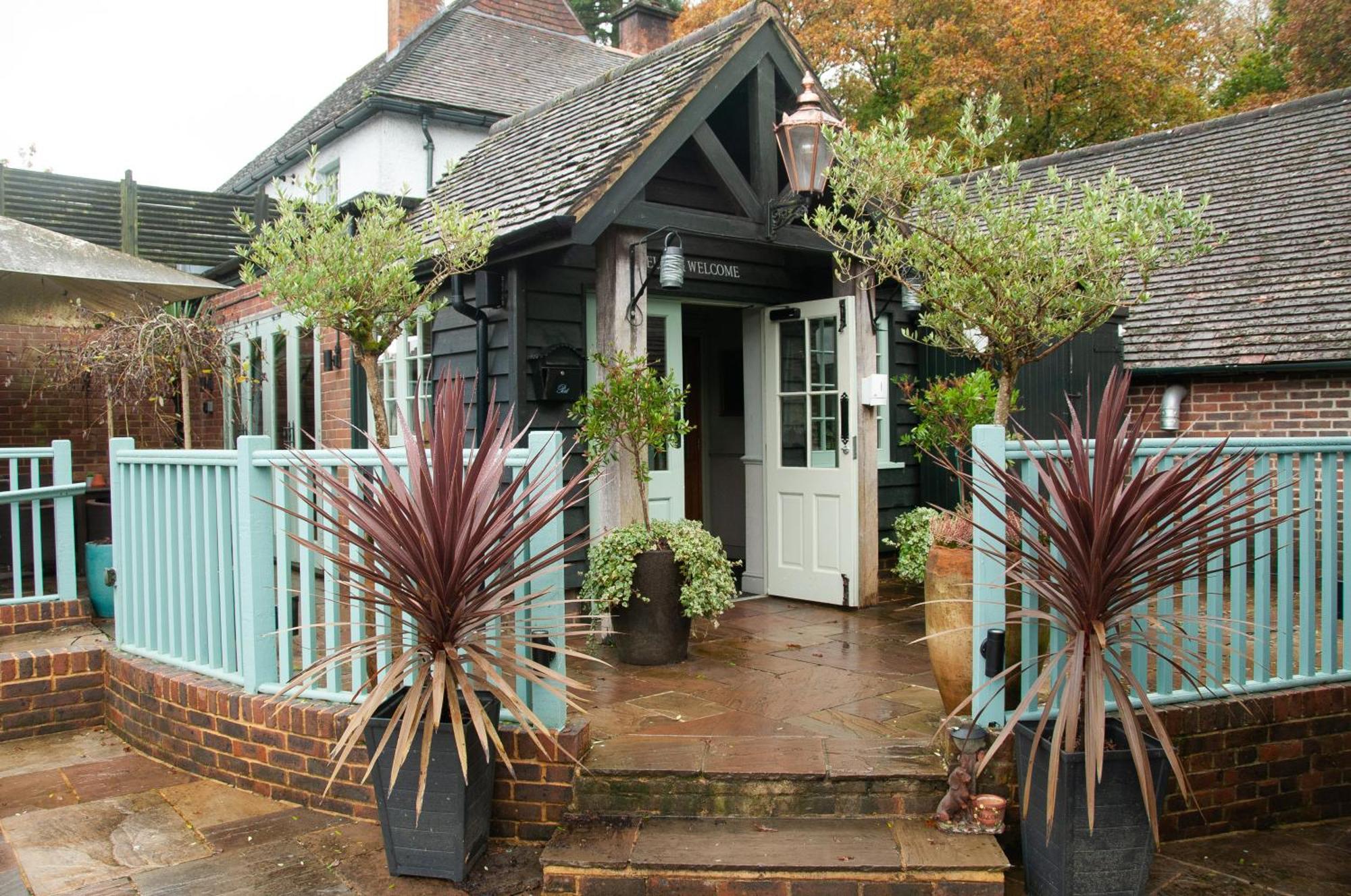 Bed and Breakfast The Cowdray Arms Worth  Екстер'єр фото