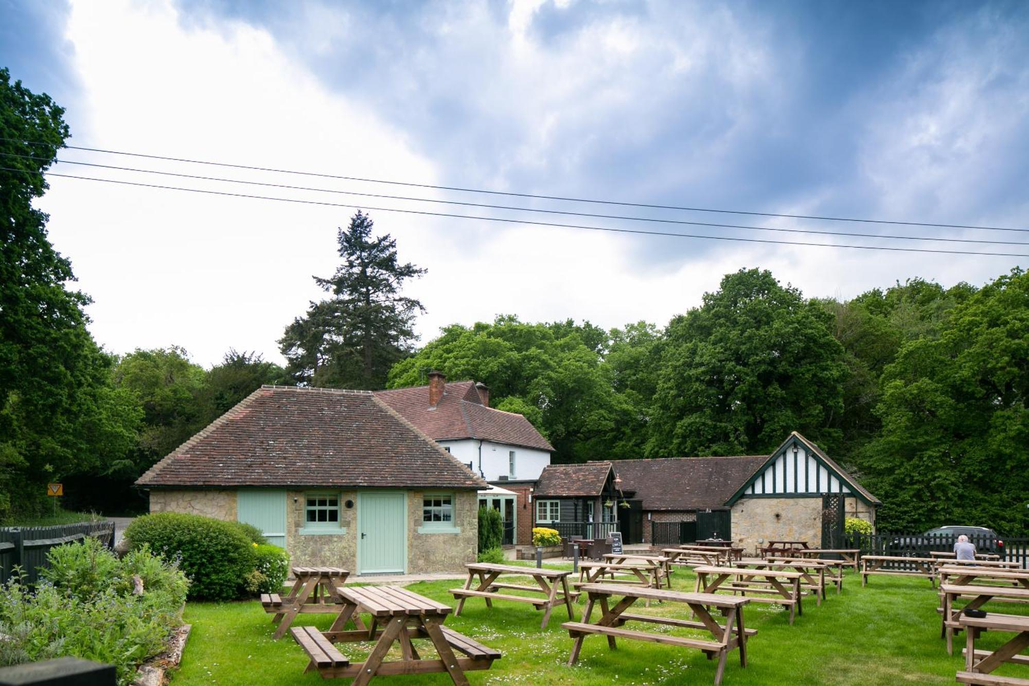 Bed and Breakfast The Cowdray Arms Worth  Екстер'єр фото